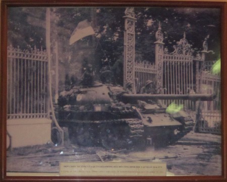 Char d'assaut enfoncant le grille du palais presidentiel